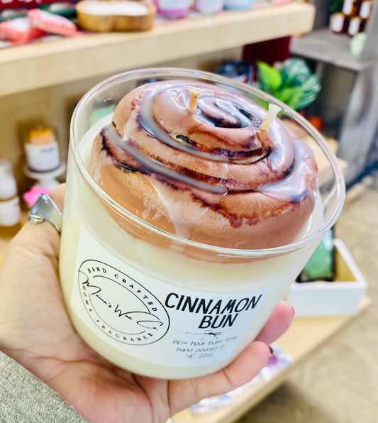 Cinnamon bun dessert candle